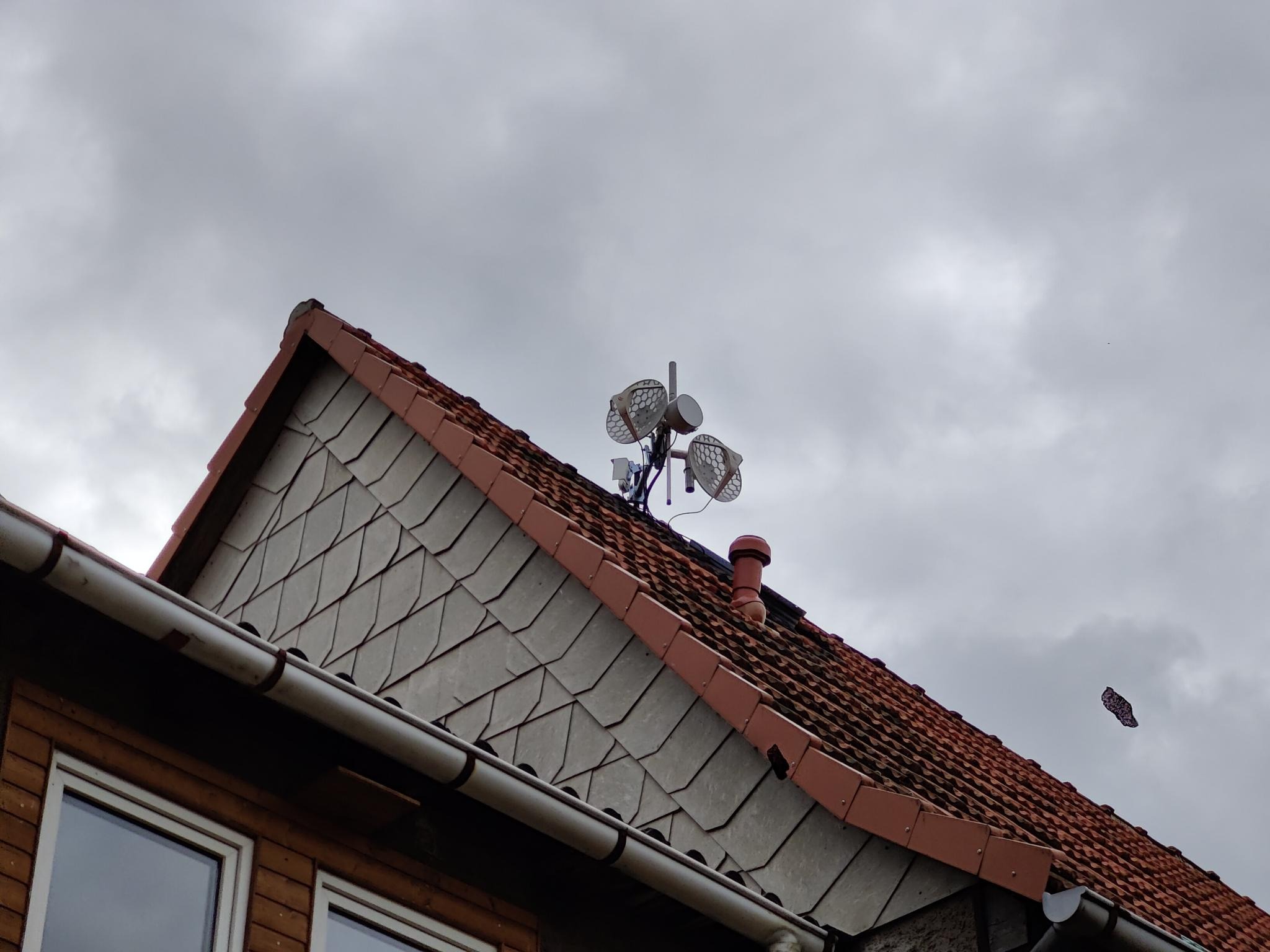 Antenneninstallation auf einem Hausdach
